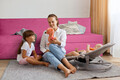 Pat copii Merlin extensibil 90x200 cm, roz barbie, orientare stanga